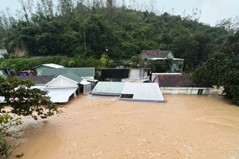 Lũ dâng ngang mái nhà, Phó Thủ tướng trực tiếp chỉ đạo cứu dân