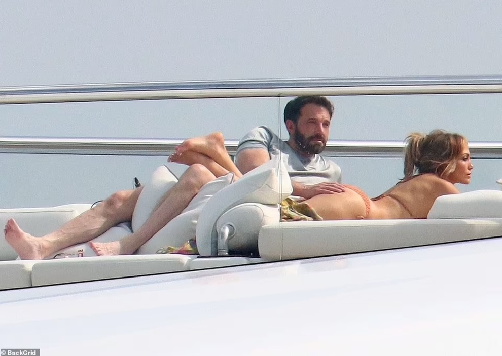Bàn tay hư của Ben Affleck: 20 năm sau vẫn chứng nào tật nấy - 1 Bàn tay hư của Ben Affleck: 20 năm sau vẫn chứng nào tật nấy - 1