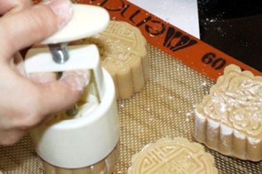 Phát hiện nguyên liệu bánh trung thu hết hạn... 2 năm trước