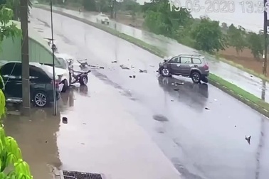 Bài học lái xe trên đường mưa trơn trượt