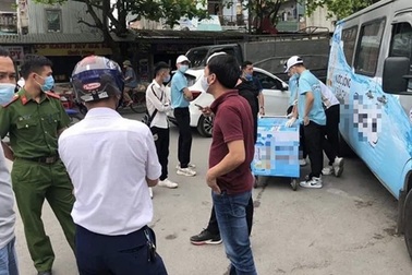 Vụ 9 học sinh đau bụng sau uống nước phát miễn phí: Lấy mẫu kiểm nghiệm