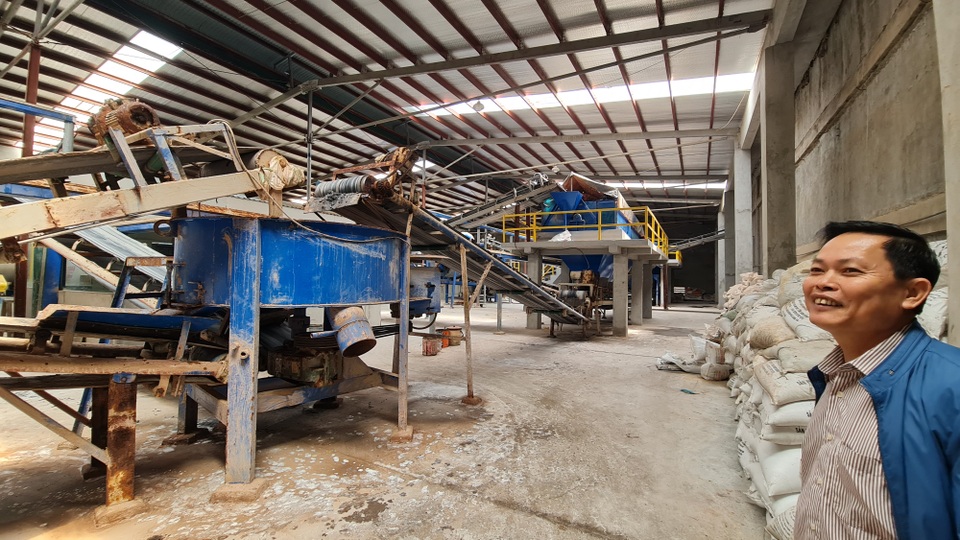 Hiện nhà máy sản xuất phân bón Phú Sinh đang tạm thời đóng cửa để phục vụ công tác kiểm tra liên quan đến vấn đề gây ô nhiễm môi trường. Hiện nhà máy sản xuất phân bón Phú Sinh đang tạm thời đóng cửa để phục vụ công tác kiểm tra liên quan đến vấn đề gây ô nhiễm môi trường.