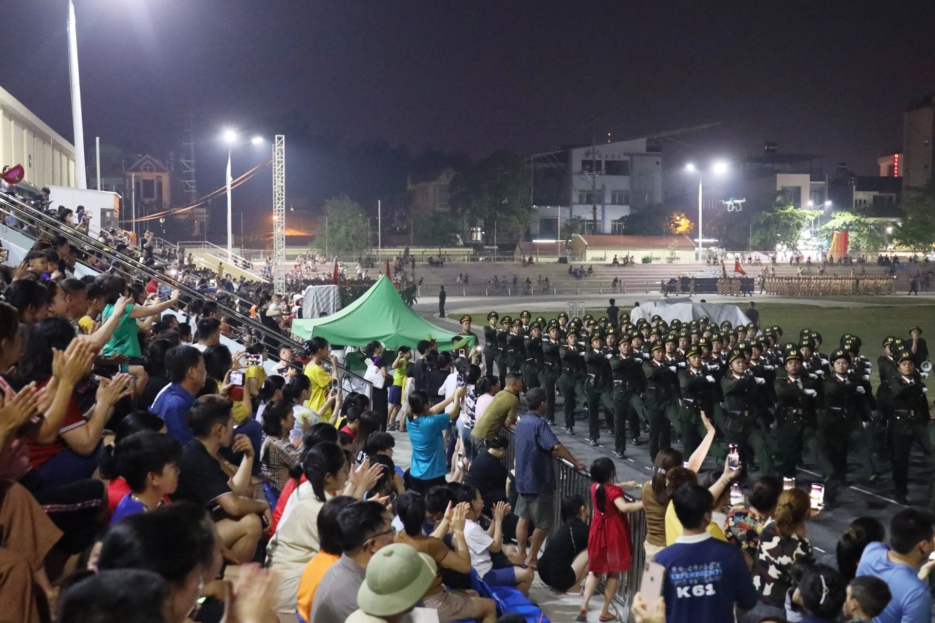 Người dân Điện Biên quạt mát cho các chiến sĩ tập luyện diễu binh giữa đêm - 3 Người dân Điện Biên quạt mát cho các chiến sĩ tập luyện diễu binh giữa đêm - 3