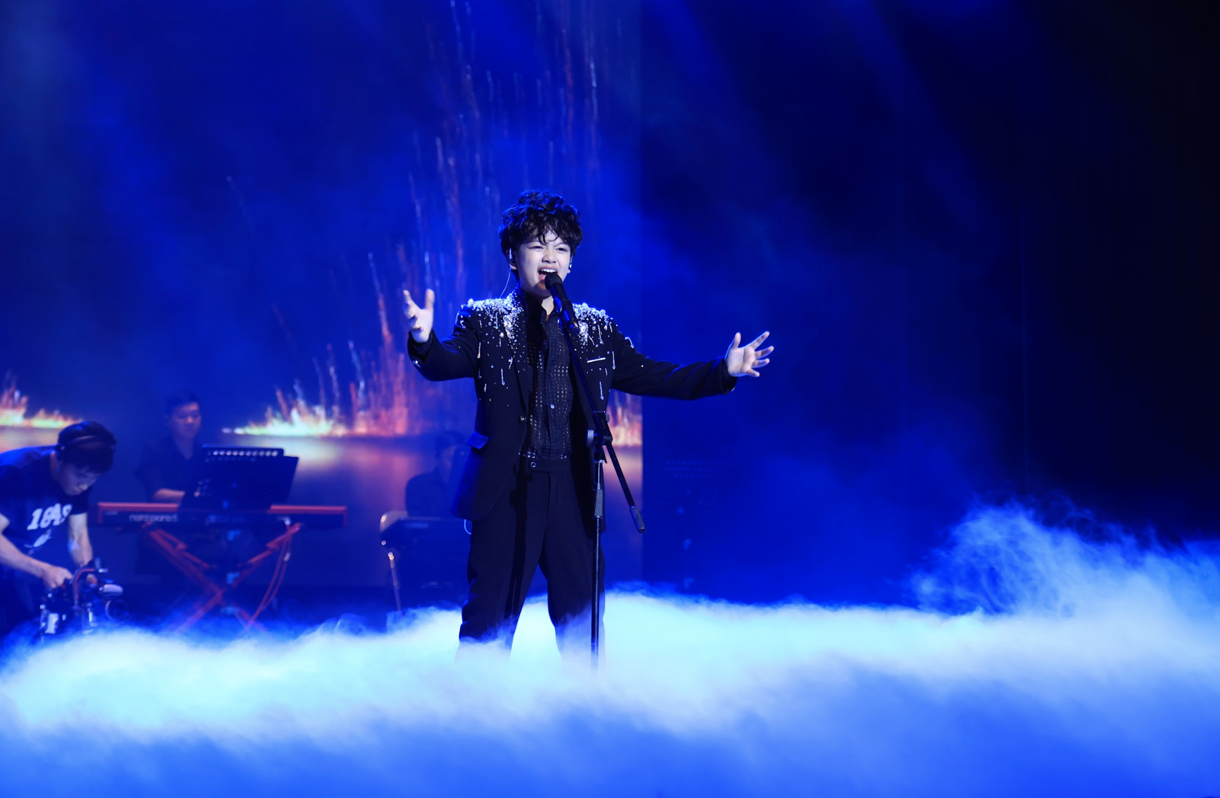 Child singer Cao Phu Quy sings in 4 languages, receives huge scholarship - 2 Ca sĩ nhí Cao Phú Quý hát bằng 4 ngôn ngữ, nhận học bổng khủng - 2