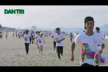 Video: Sôi động "Đôi chân trần trên biển Đà Nẵng 2016"