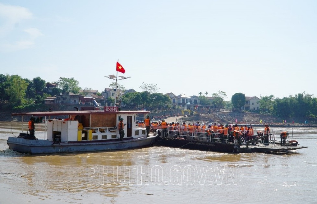 Phà quân sự hoạt động trở lại thay cầu phao Phong Châu - 1 Phà quân sự hoạt động trở lại thay cầu phao Phong Châu - 1
