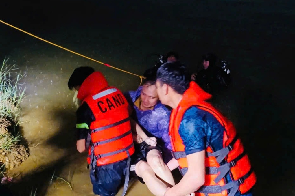 Người nhái dầm mưa tìm thi thể 2 nạn nhân bị đuối nước - 2 Người nhái dầm mưa tìm thi thể 2 nạn nhân bị đuối nước - 2