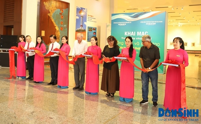 Cắt băng khai mạc trưng bày chuyên đề “Đồng điệu và sáng tạo: Phiên bản tranh nghệ thuật của các họa sĩ nữ”