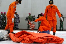 Tìm thấy nhiều phần thi thể vụ rơi máy bay Indonesia