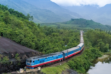 Tạm dừng chạy tàu khách Bắc - Nam để tránh bão