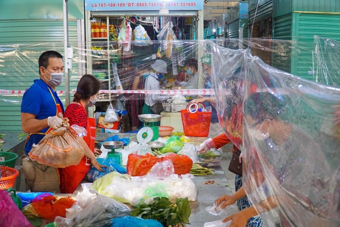 Đà Nẵng, chợ 'cháy hàng' trong ngày đầu mở cửa trở lại - Ảnh 2.