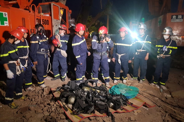 Vụ bé trai lọt sâu 35m: Đã kéo được trụ bê tông thứ 2 lên mặt đất