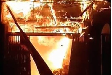 "Phố gỗ" Đê La Thành nháo nhào vì đám cháy lớn