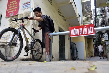 Hà Nội: Dân cư ngõ nhỏ tự dựng barie kiên cố chặn xe máy vì quá ồn