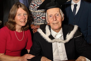 Cụ ông nhận bằng ĐH Oxford dù học xong cách đây... 76 năm