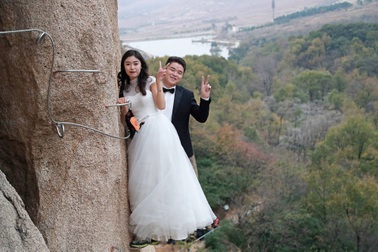 Cặp đôi liều lĩnh leo vách núi thẳng đứng chụp ảnh cưới