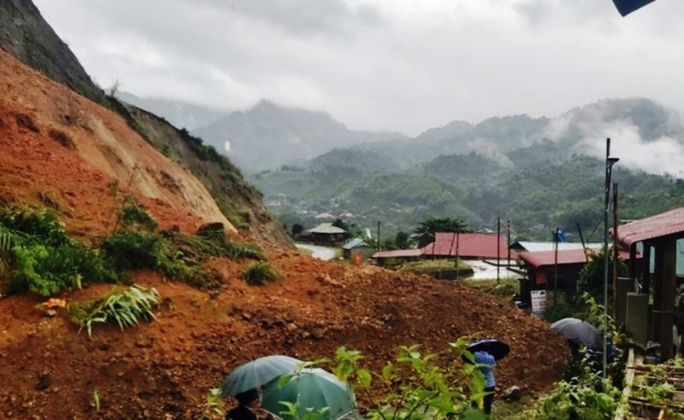 Đề xuất di dời khẩn cấp 5.000 hộ dân miền núi - 1