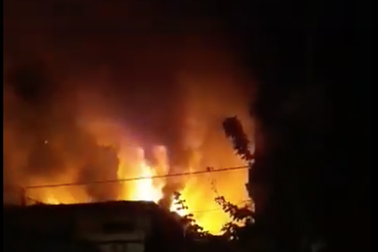 Tiệm sửa xe bốc cháy ngùn ngụt trong đêm