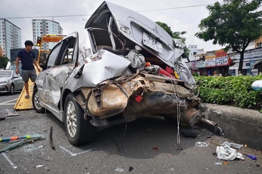 Ô tô 5 chỗ bị ép biến dạng, thùng container văng xuống đường