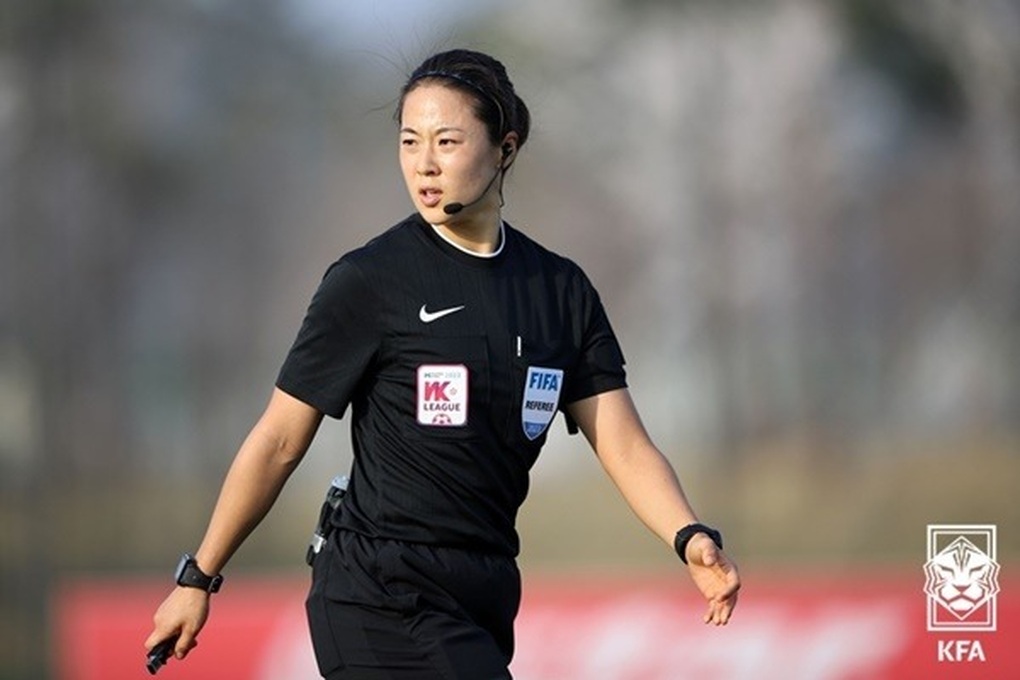 Nữ trọng tài xinh đẹp người Hàn Quốc bắt trận ra quân của U17 Việt Nam - 2 Nữ trọng tài xinh đẹp người Hàn Quốc bắt trận ra quân của U17 Việt Nam - 2