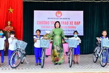 Quảng Trị: Hội Khuyến học tặng xe đạp, đồng phục cho học sinh miền núi
