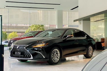 Lexus ES giảm tới 260 triệu đồng, thêm cạnh tranh BMW 5-Series và E-Class