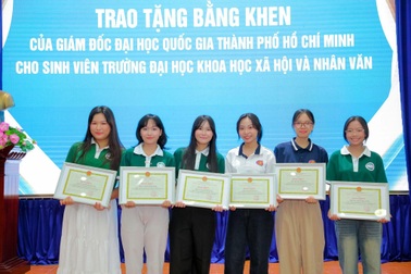 6 nữ sinh được nhận bằng khen vì mời cựu chiến binh cùng xem diễu binh