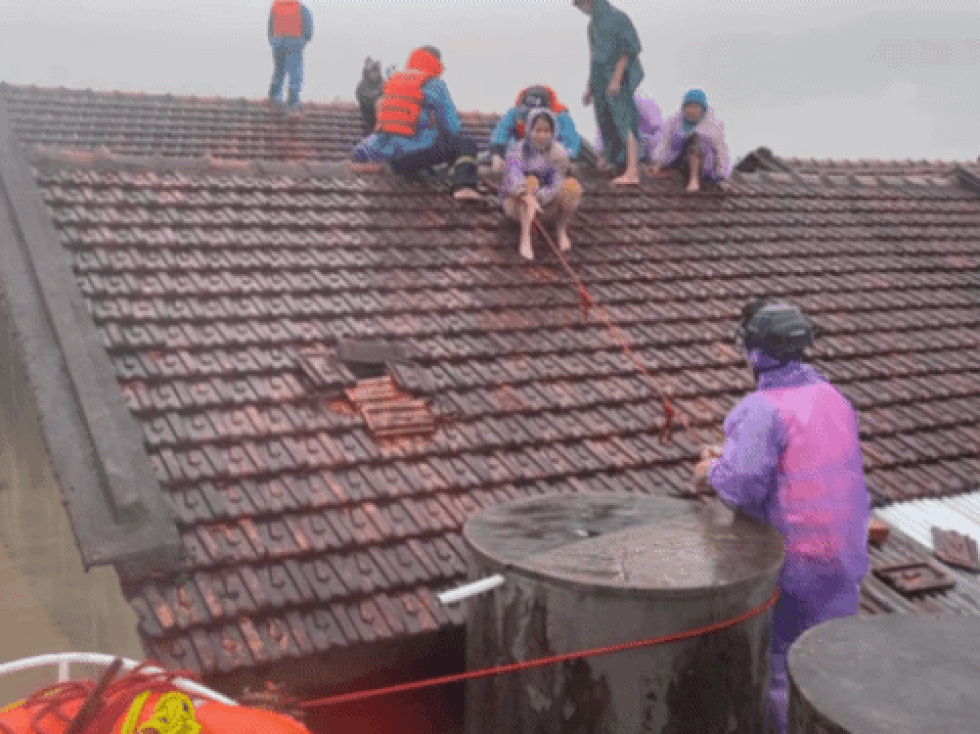 Quân đội, công an làm hết mình, chưa hẹn ngày rút quân giúp dân vùng lũ - 5