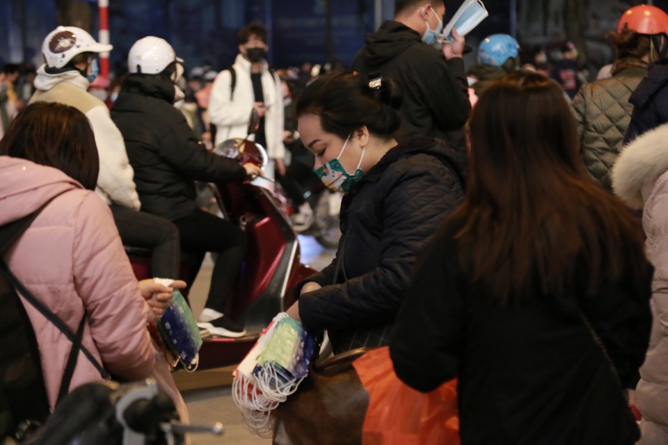 Khẩu trang đắt hàng trên phố đi bộ đêm giao thừa - 3 Khẩu trang đắt hàng trên phố đi bộ đêm giao thừa - 3