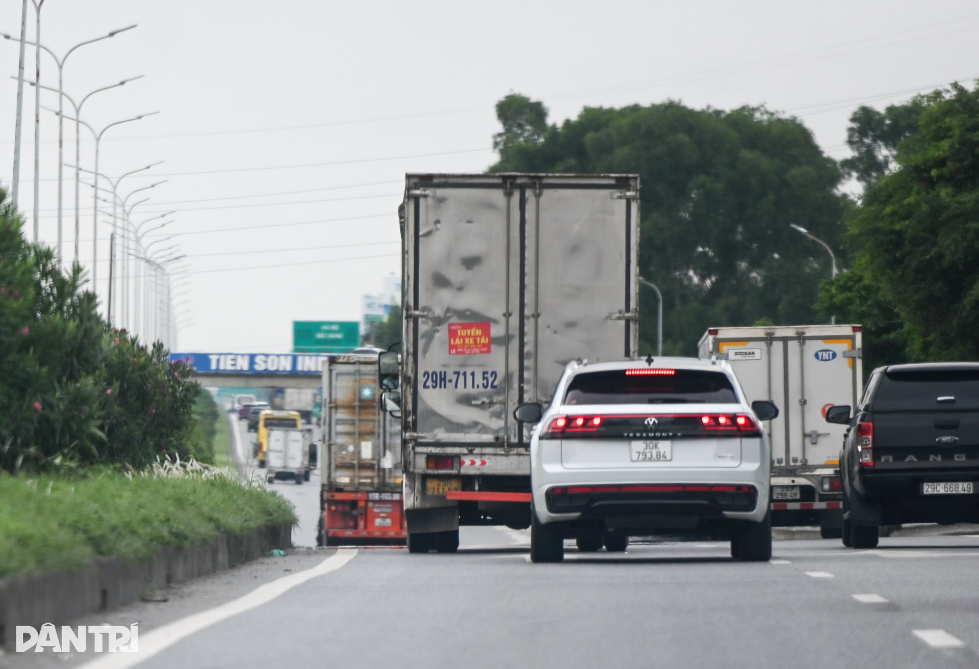 Bám làn 90km/h, xe tải rùa bò chạy 50-60km/h - 3 Bám làn 90km/h, xe tải rùa bò chạy 50-60km/h - 3