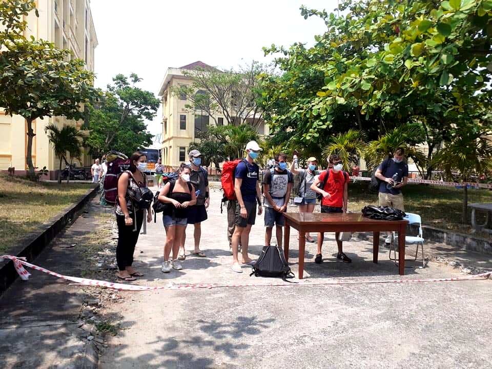 Đã có kết quả xét nghiệm người đi cùng chuyến bay với ca nhiễm Covid-19 - 5 Đã có kết quả xét nghiệm người đi cùng chuyến bay với ca nhiễm Covid-19 - 5
