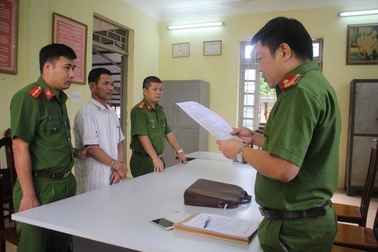 Khởi tố bị can vụ nữ phụ bếp bị tạt axit vào mặt