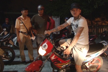 Hàng loạt “quái xế” xăm trổ lái xe “độ” náo loạn đường phố Huế