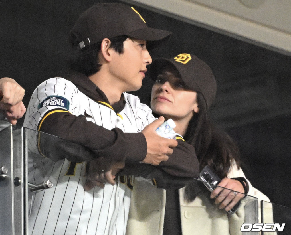 Cùng là bố bỉm sữa, nhan sắc Song Joong Ki và Hyun Bin gây tranh cãi - 2 Cùng là bố bỉm sữa, nhan sắc Song Joong Ki và Hyun Bin gây tranh cãi - 2