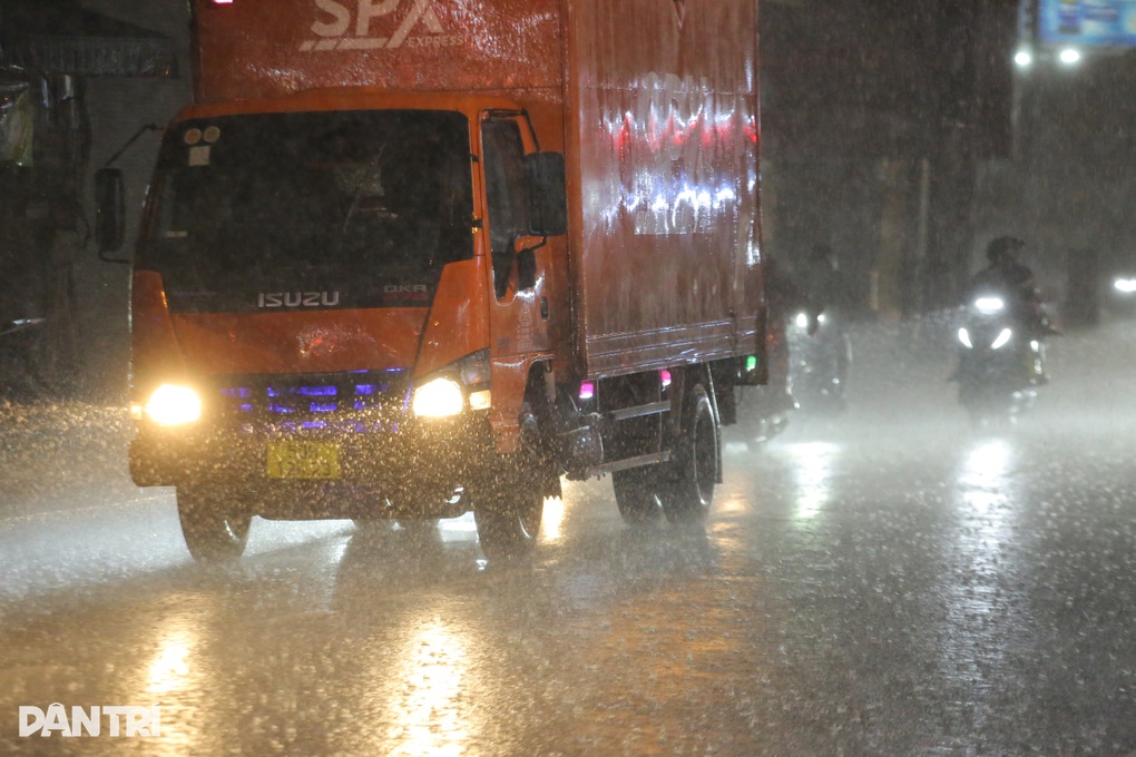 Mưa trắng trời đêm ở TPHCM trước giờ bão Kalmaegi vào Biển Đông - 1 Mưa trắng trời đêm ở TPHCM trước giờ bão Kalmaegi vào Biển Đông - 1