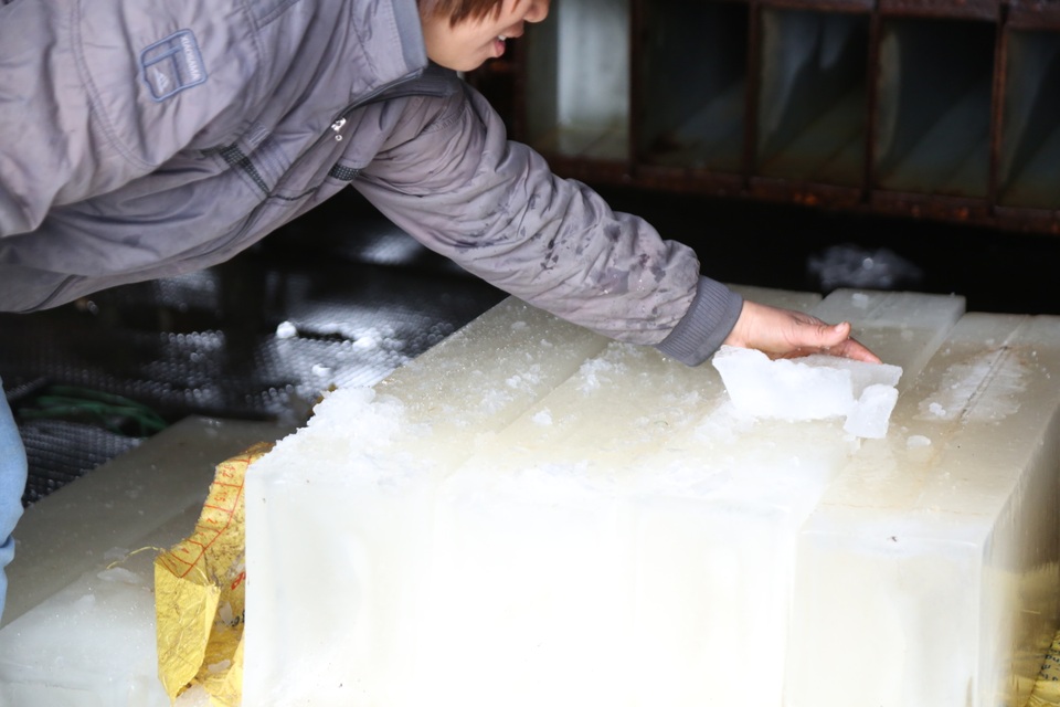 Hà Nội: Đông giá hơn 10 độ C, thợ nước đá vẫn miệt mài làm việc - 11