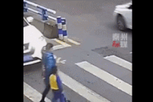 Nổi bật tuần qua: Phản ứng mạnh mẽ của cậu bé khi mẹ bị ô tô tông ngã