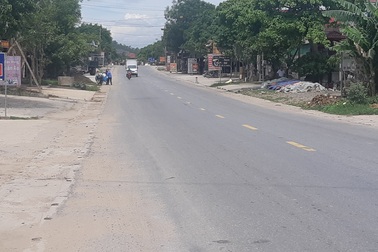 Vụ nước thải lênh láng trên quốc lộ: Lấy mẫu giám định, truy nguồn ô nhiễm!