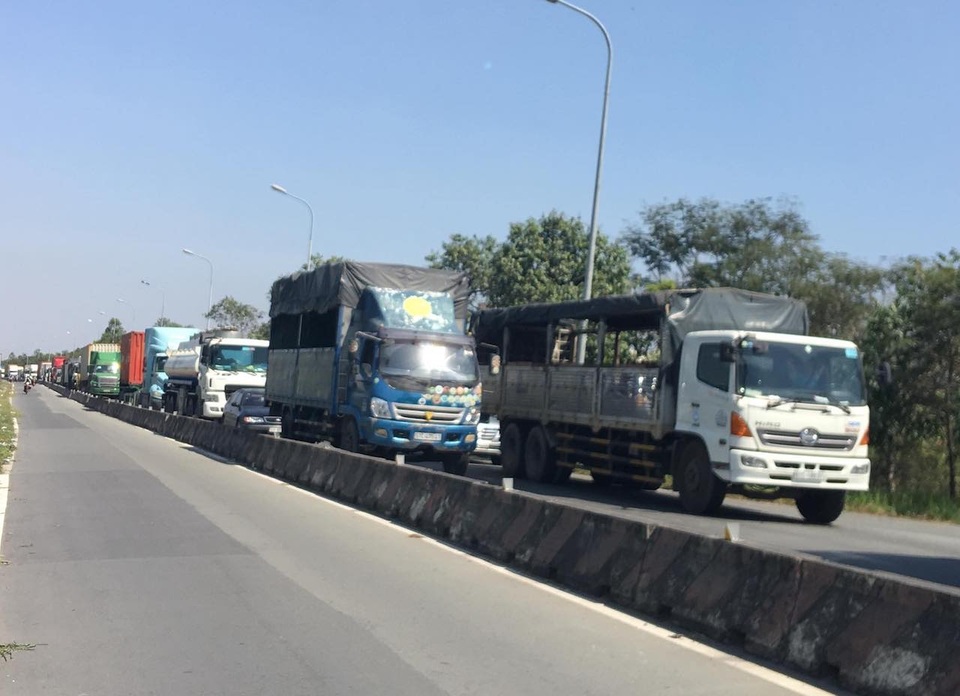 Xe container cháy dữ dội, giao thông cầu Phú Mỹ tê liệt nhiều giờ - 2 Xe container cháy dữ dội, giao thông cầu Phú Mỹ tê liệt nhiều giờ - 2