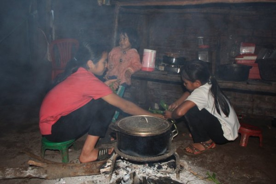 Xót xa cảnh người cha nằm liệt, 5 đứa trẻ chỉ mơ một bữa cơm có thịt - 9 Xót xa cảnh người cha nằm liệt, 5 đứa trẻ chỉ mơ một bữa cơm có thịt - 9