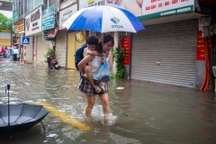 Hà Nội: Nhiều tuyến phố ngập như sông, người dân bì bõm cõng con đến trường