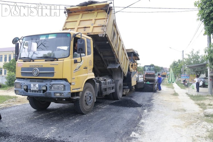 Hà Tĩnh: Nghi vấn đường dân sinh rải thảm nhựa ngay trên rơm rạ! - Ảnh 2.