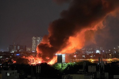 Vụ cháy lớn ven kênh Tàu Hủ ở TPHCM thiệt hại ra sao?