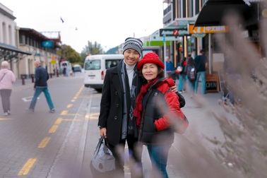 Nguyên Khang bị mắc kẹt ở New Zealand khi đi du lịch cùng mẹ