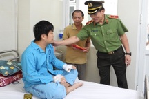 Người đàn ông gây rối, dùng dao đâm 2 cán bộ công an