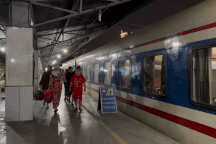 Khách trên chuyến tàu đêm giao thừa: "Mượn tiền mua vé để về quê ăn Tết"