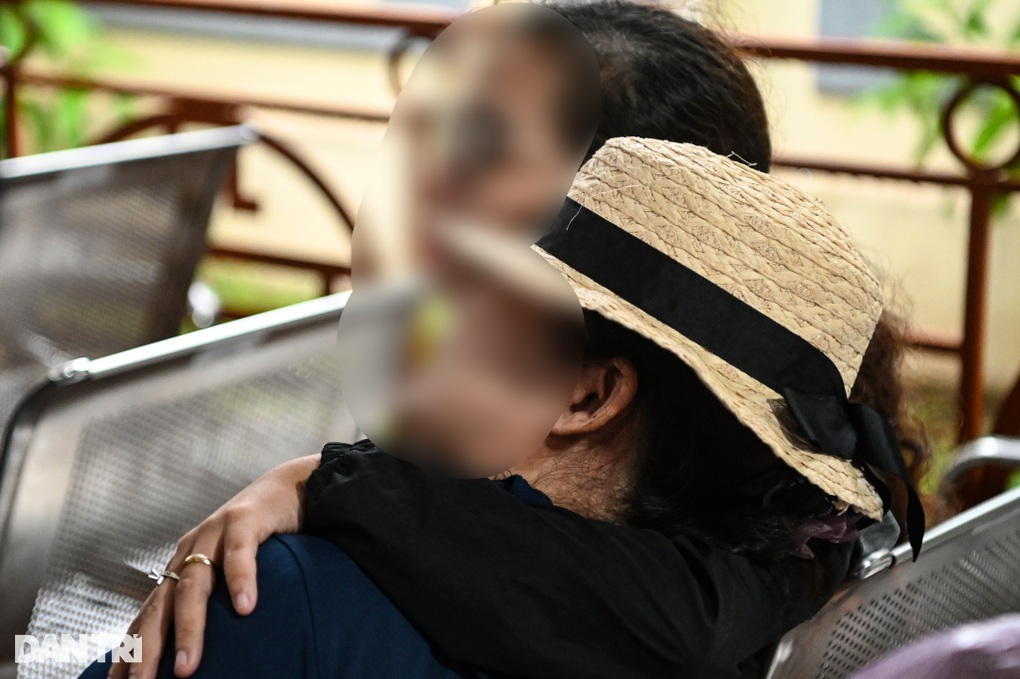 Người nhà nạn nhân vụ cháy bật khóc: Người nhà nạn nhân vụ cháy bật khóc: