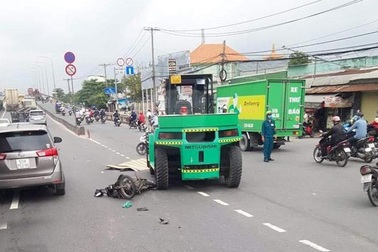 Bị xe nâng kéo lê trên đường, người đàn ông chết thảm