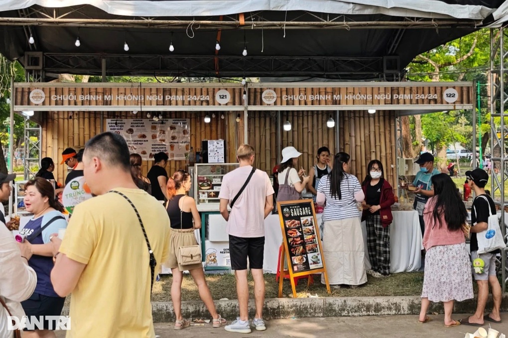 Khách sợ đồ ăn bẩn, Ban Kiểm soát ATTP lễ hội bánh mì ở TPHCM nói gì? - 2 Khách sợ đồ ăn bẩn, Ban Kiểm soát ATTP lễ hội bánh mì ở TPHCM nói gì? - 2