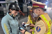 CSGT phát hiện tài xế "dính cồn" gần gấp 3 lần mức kịch khung